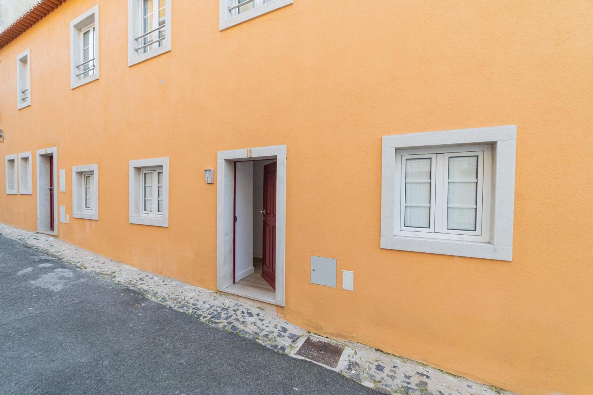 Alcantara Gardens - With Pool Apartment